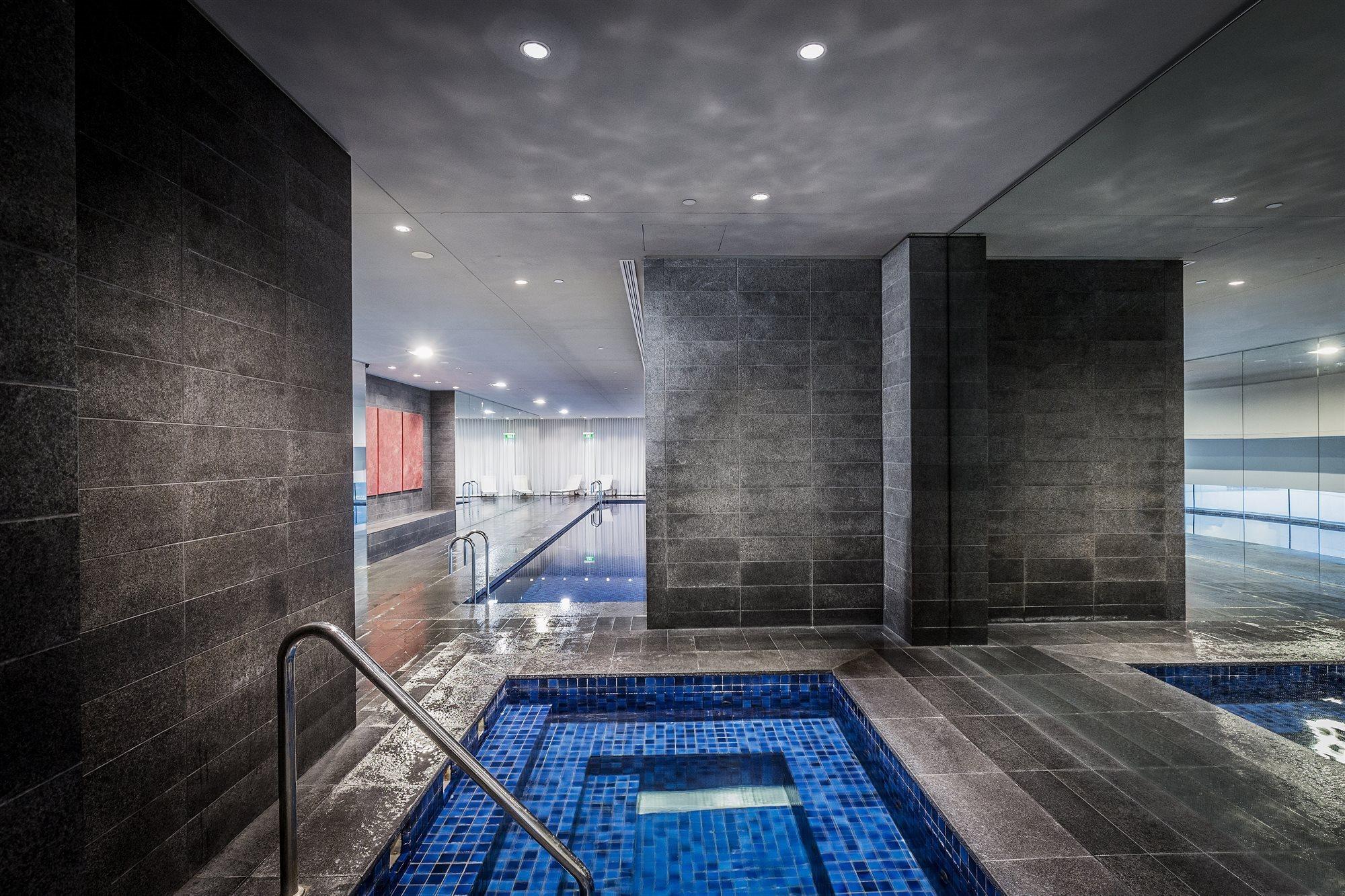เฟรเซอร์ สวีท ซิดนีย์ Aparthotel ภายนอก รูปภาพ The swimming pool at the hotel