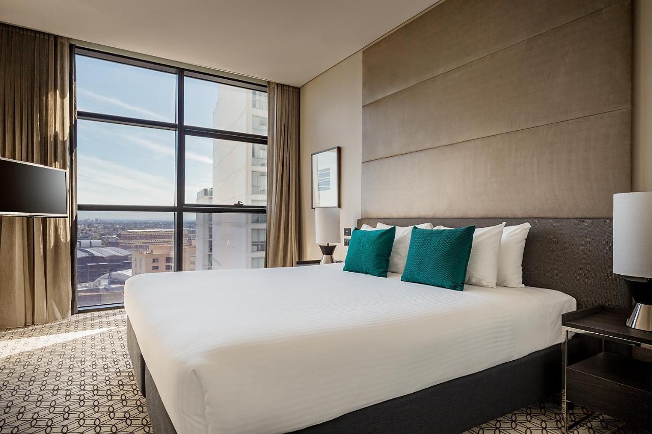 เฟรเซอร์ สวีท ซิดนีย์ Aparthotel ภายนอก รูปภาพ A bedroom at the Hilton Sydney