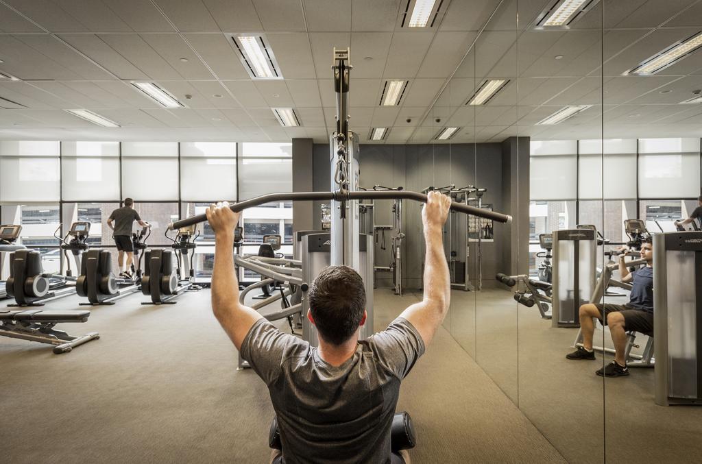 เฟรเซอร์ สวีท ซิดนีย์ Aparthotel ภายนอก รูปภาพ A man using a pull-up bar