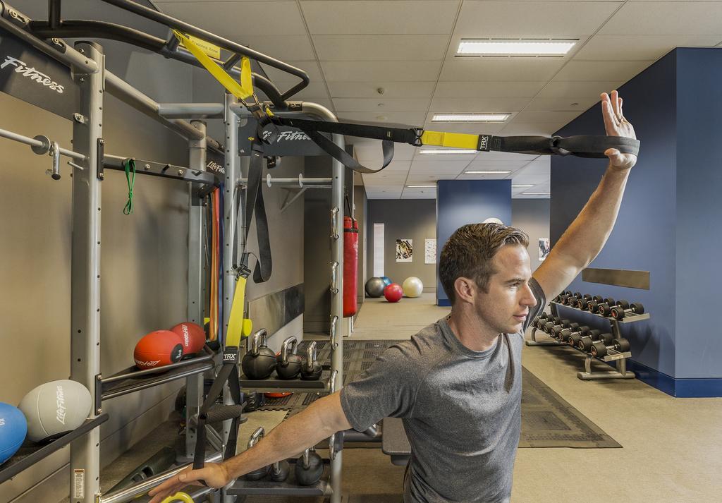 เฟรเซอร์ สวีท ซิดนีย์ Aparthotel ภายนอก รูปภาพ A man using a TRX suspension trainer