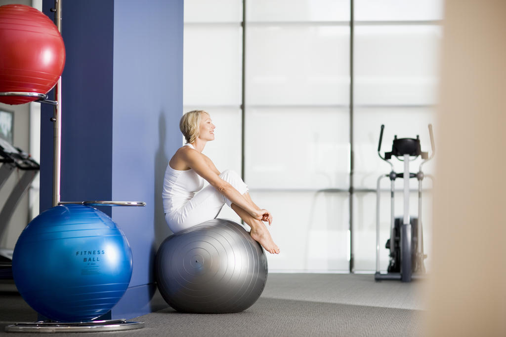 เฟรเซอร์ สวีท ซิดนีย์ Aparthotel ภายนอก รูปภาพ A woman sitting on a Swiss ball